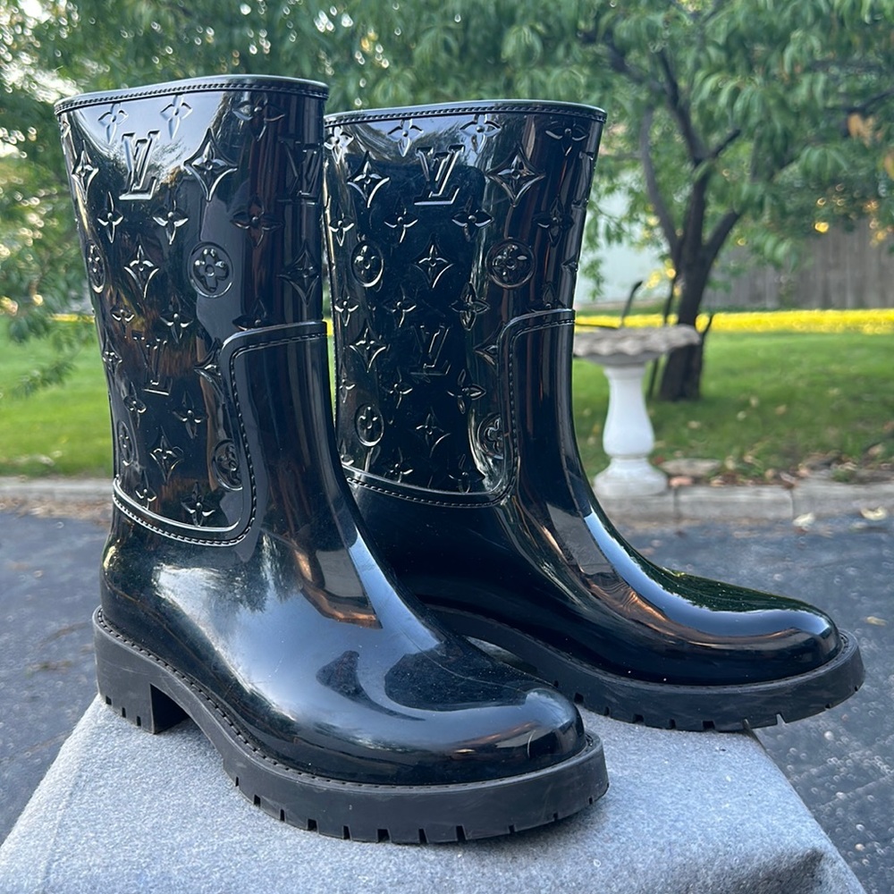 Black rubber Louis Vuitton medium length boots.39